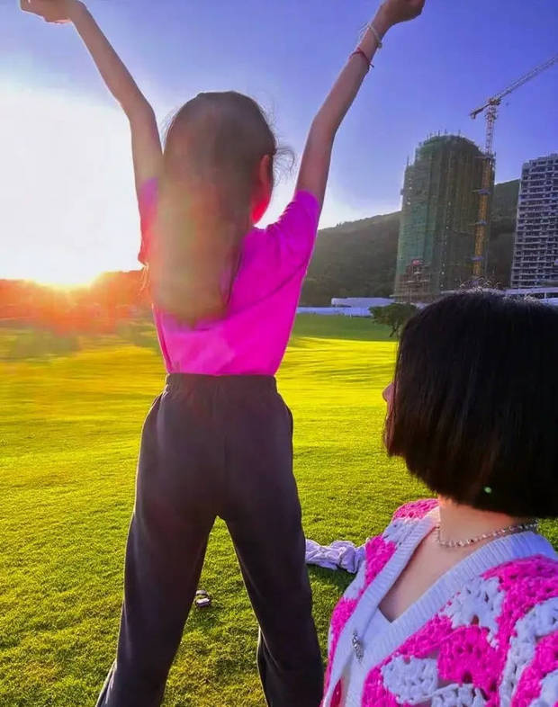 大女儿马伊琍为妹妹庆生-1