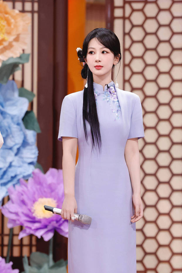 杨紫着紫旗袍，风姿绰约步态轻盈-2