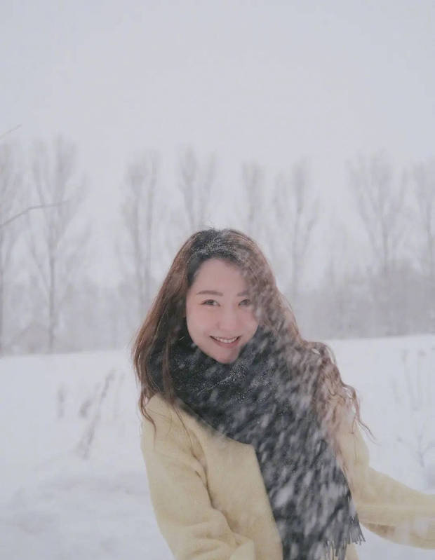 雪地漫步，黑巾映笑，状态满分-2