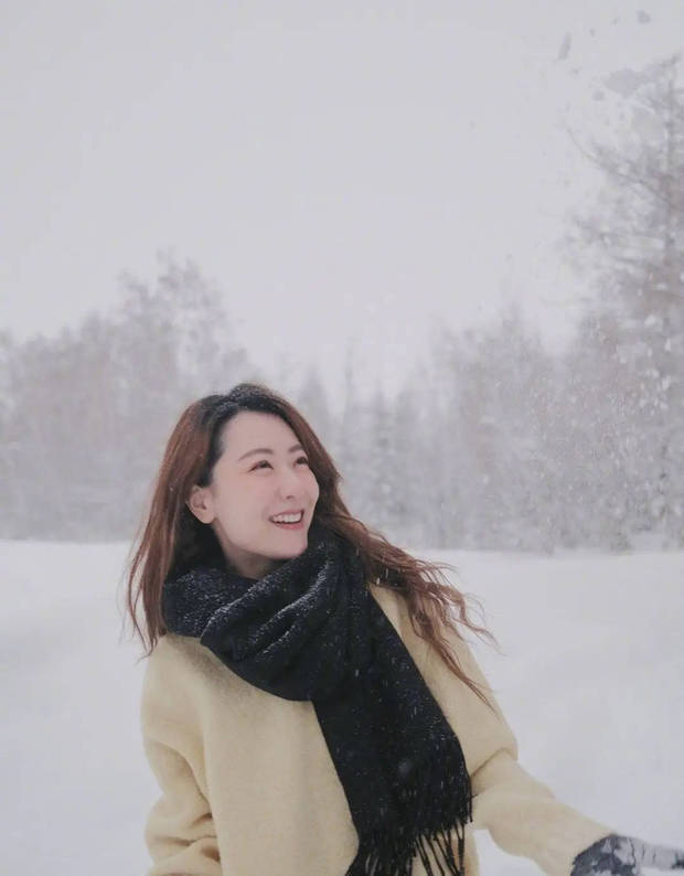 雪地漫步，黑巾映笑，状态满分-1