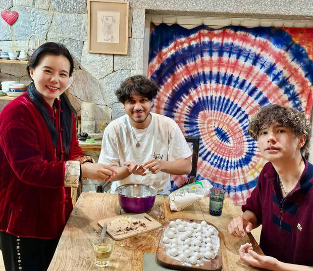 龚琳娜带子同学共度新春，温馨包汤圆-1