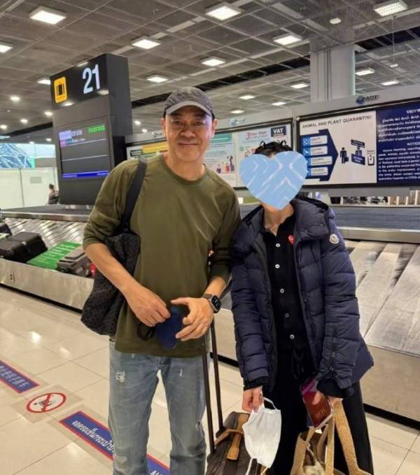 刘青云曼谷机场低调现身，破洞牛仔显时尚-1