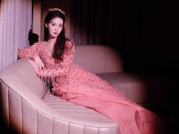 金晨粉裙配蝴蝶结，少女心爆棚-1