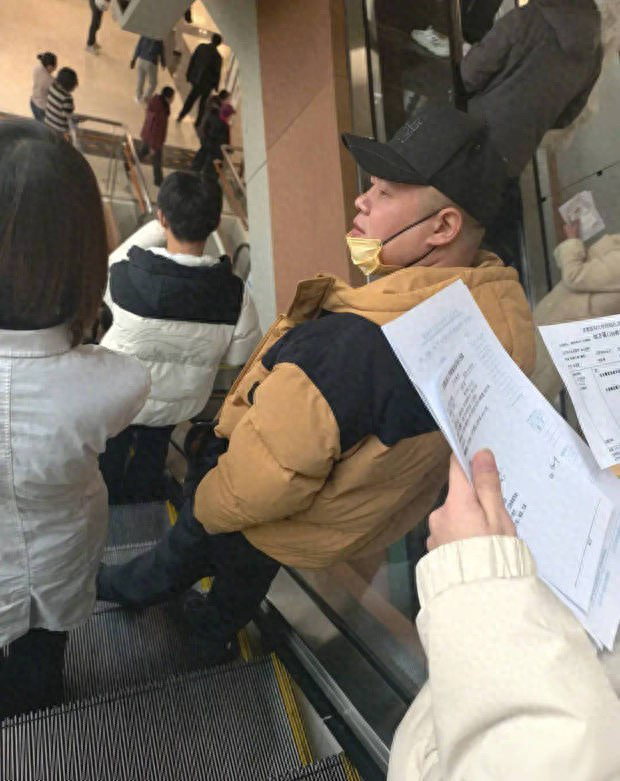 岳云鹏现身北京医院 口罩遮面状态佳-1