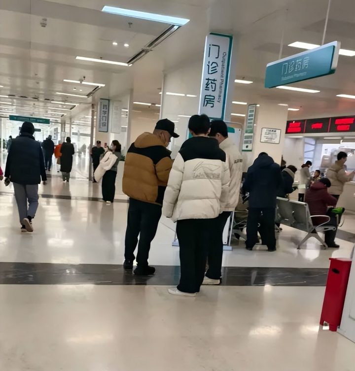 岳云鹏现身北京医院 口罩遮面状态佳-2
