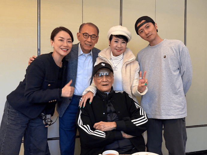 霍汶希晒谢霆锋全家福，感叹难抢演唱会票-2