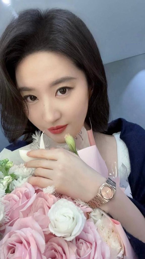 刘亦菲生活随拍：温柔笑颜彰显优雅气质