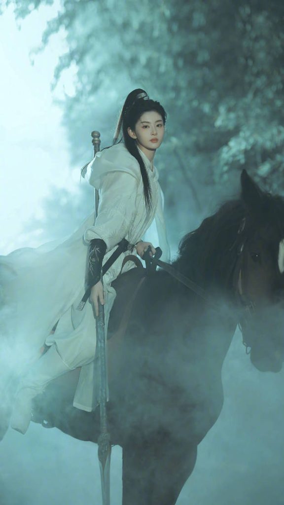 赵晴挥剑策马，尽显女将风采