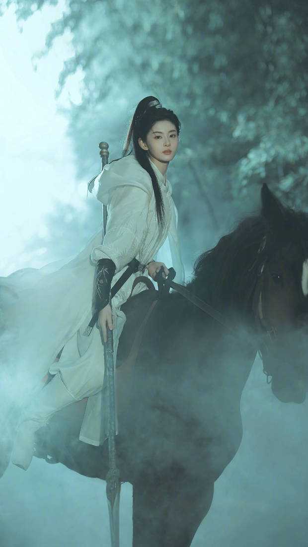 赵晴挥剑策马，尽显女将风采-1