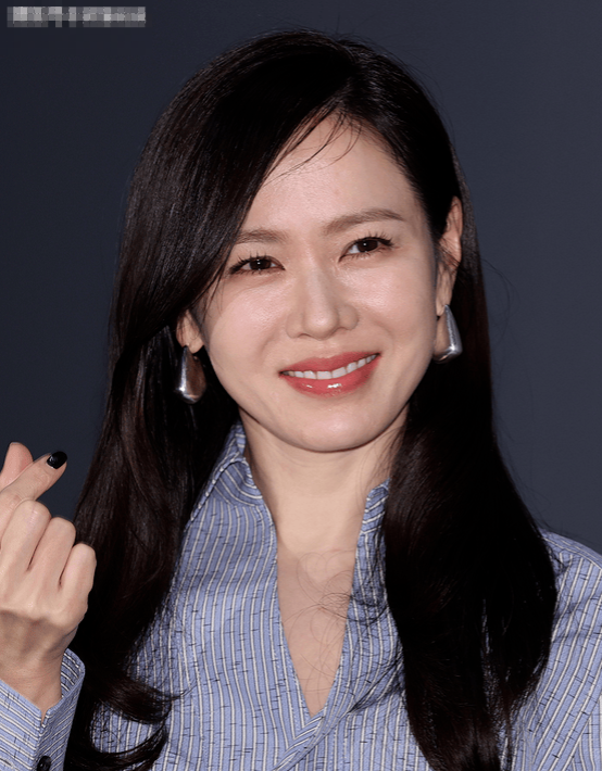 孙艺珍活动亮相：蓝衬衫配灰束腰裙裤，尽显优雅气质-2