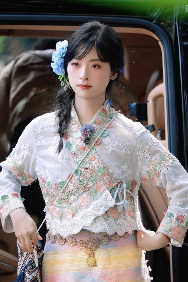沈月傣服甜美笑，侧麻花辫花朵显清新-2