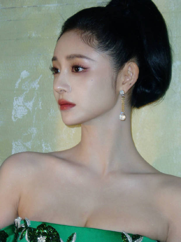 周洁琼着露肩裙展曼妙身姿，珍珠耳环映衬如油画中公主-1