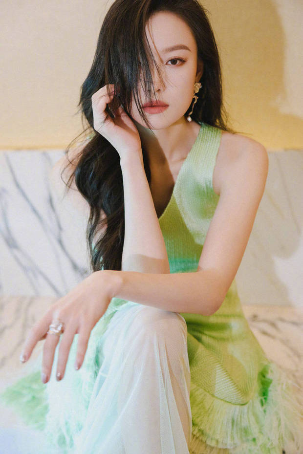 倪妮轻抚芍药，绿纱裙古韵飘香-1