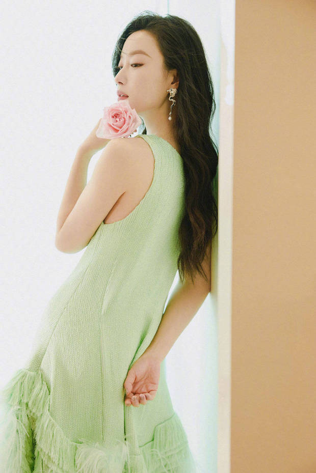 倪妮轻抚芍药，绿纱裙古韵飘香-3