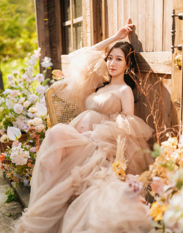 何依婷孕肚写真：天鹅颈散发灵气-2