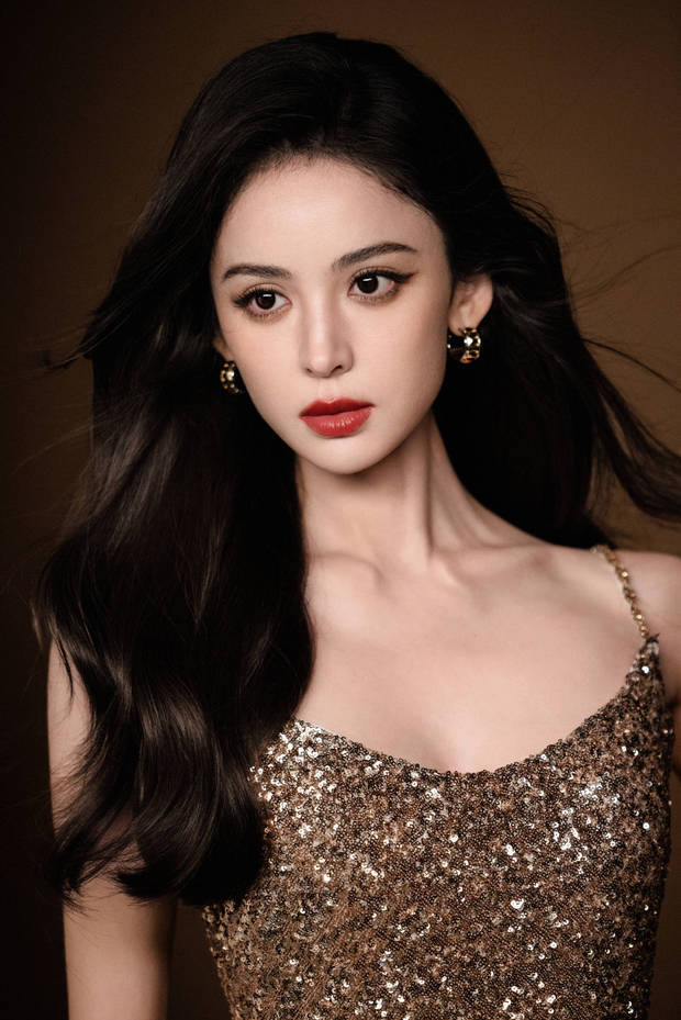 娜扎吊带裙展现凹凸身材，美背露优雅性感-4