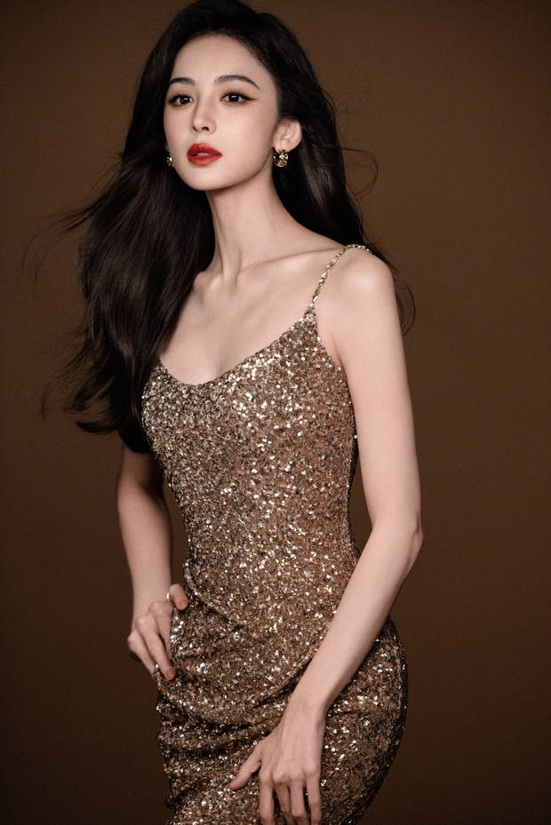 娜扎吊带裙展现凹凸身材，美背露优雅性感-1
