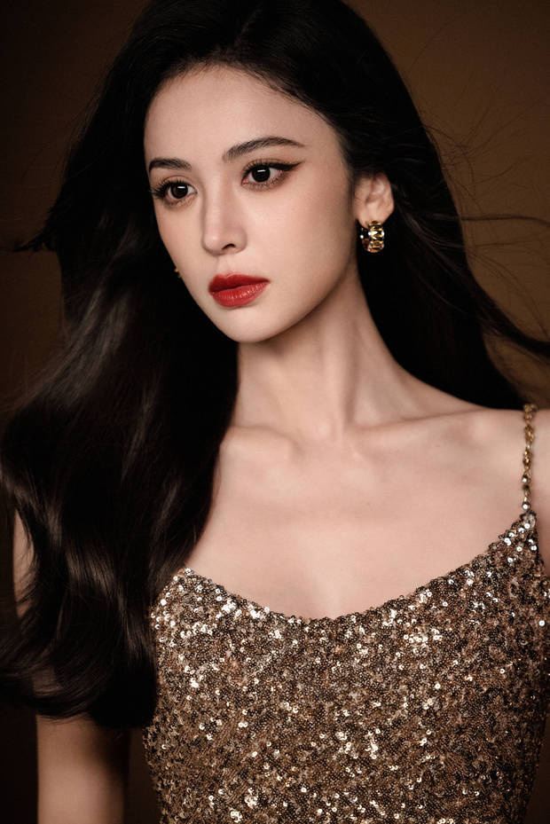 娜扎吊带裙展现凹凸身材，美背露优雅性感-3