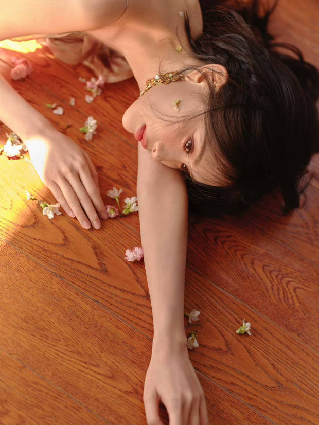 孟子义印花长裙搭金耳环，尽显明媚优雅-3