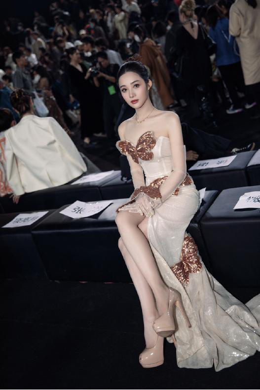 孙嘉璐时装周惊艳：角色与时尚的双重魅力-1
