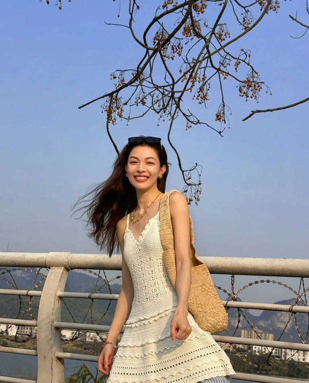 钟楚曦小白裙春日清新，展现纯美新风尚-4