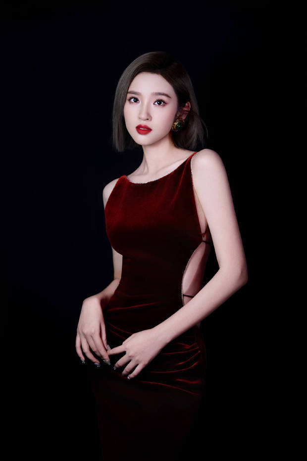 唐艺昕红丝绒露背裙展性感魅力，红唇烈焰彰显熟女风姿-2