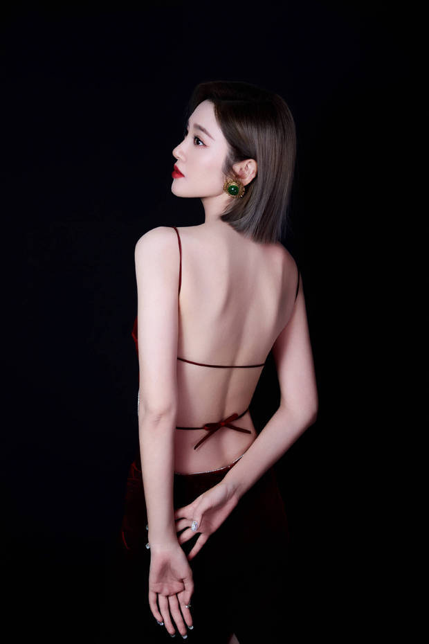 唐艺昕红丝绒露背裙展性感魅力，红唇烈焰彰显熟女风姿-1