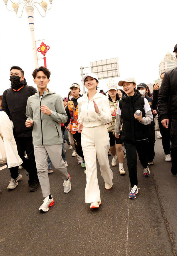 赵雅芝与子黄恺杰共跑马拉松，白衣造型惊艳-1