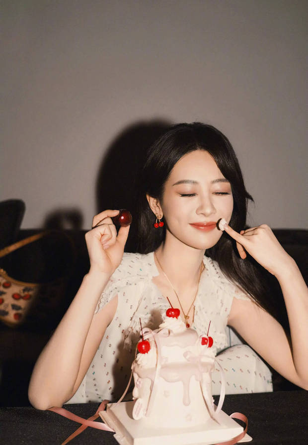 杨紫穿粉色吊带亮相，甜笑展现温柔-2