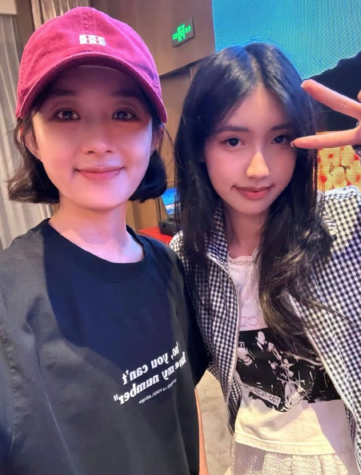 冯小刚女儿晒与赵丽颖合照，青春活力满满-1