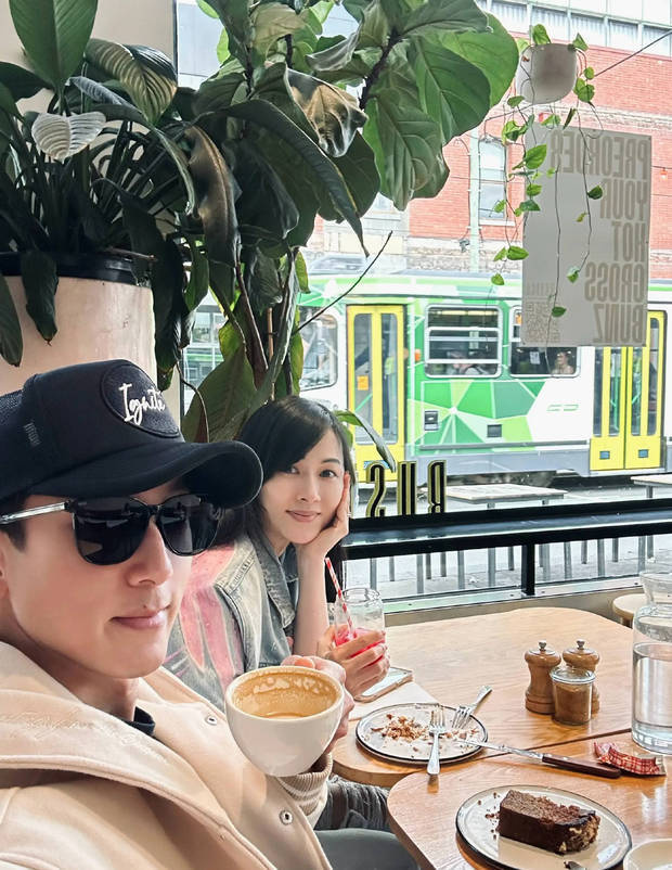 吴尊夫妇秀恩爱：牵手旅行，爱意满满-1