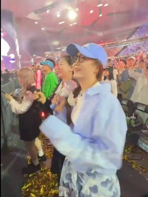 张杰演唱会现陈梦蓝衬衫‘蹦迪少女’-2