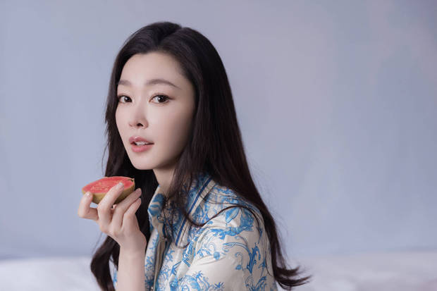 宋轶穿中式绣装，如青瓷般美，手执繁花绘诗意图-2