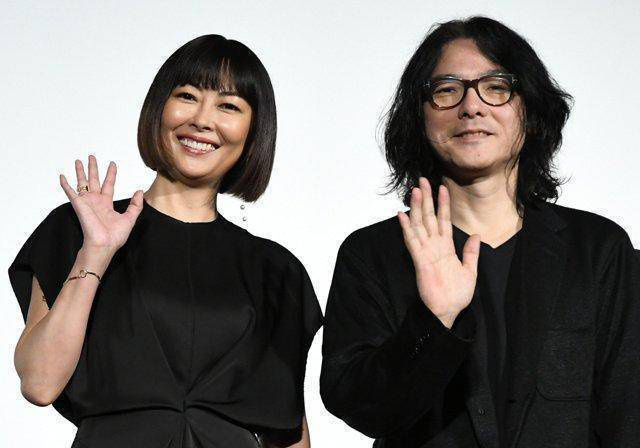 泪洒现场！岩井俊二中山美穗告别式，缅怀故友情深-1