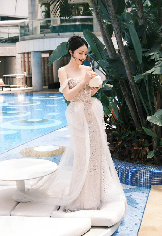 董璇泳池边喝椰子水，笑容满面，优雅礼服展现曼妙曲线-1