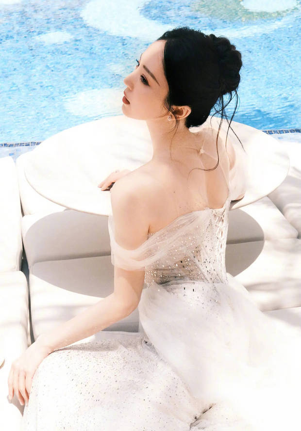 董璇泳池边喝椰子水，笑容满面，优雅礼服展现曼妙曲线-2