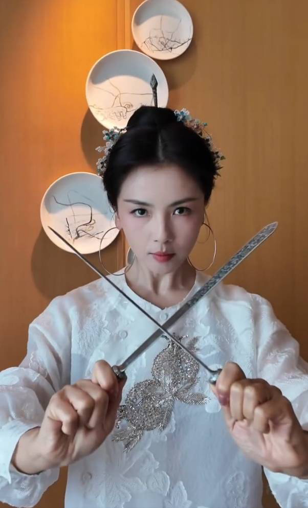 “福州三条簪”刘涛：侠女风范，眼神显坚毅-1