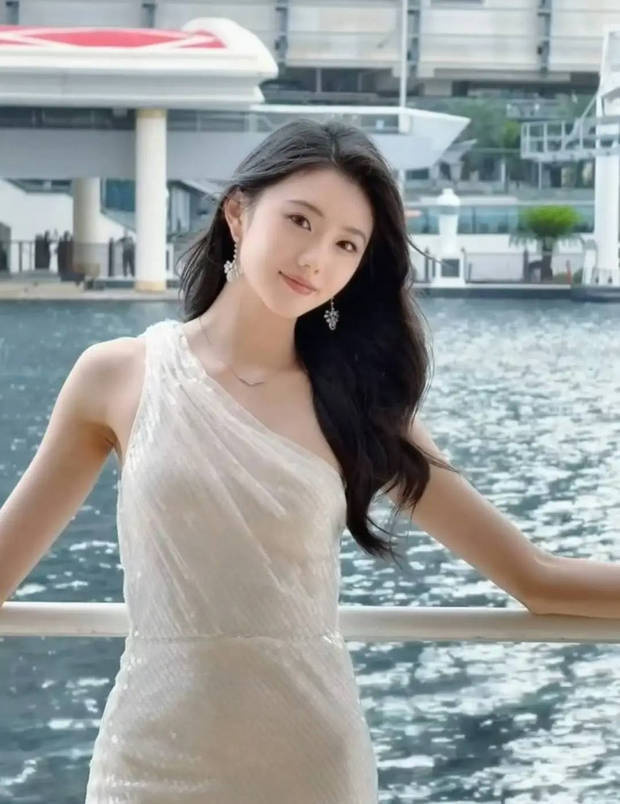刘浩存白裙造型显高级，怼脸镜头惊艳-1