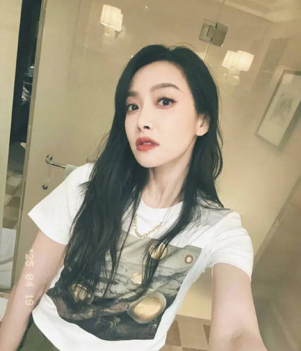 宋茜U领背心展现窈窕曲线，随性慵懒对镜自拍-3