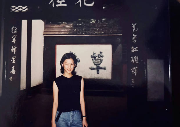 黄圣依15岁《黑坎肩》旧照曝光，青涩灵动颜值爆表-1