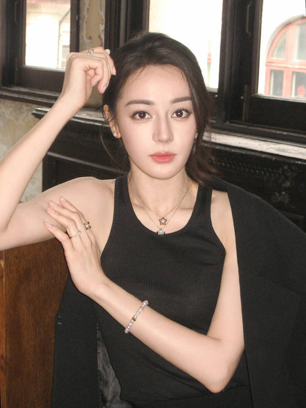 迪丽热巴演绎“极简高级感”：黑色背心展现酷飒与柔美-1