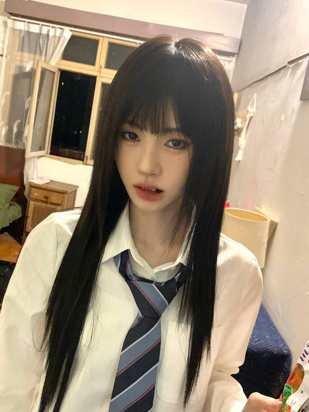 鞠婧祎《学院风新造型》黑发齐刘海甜美酷感-2