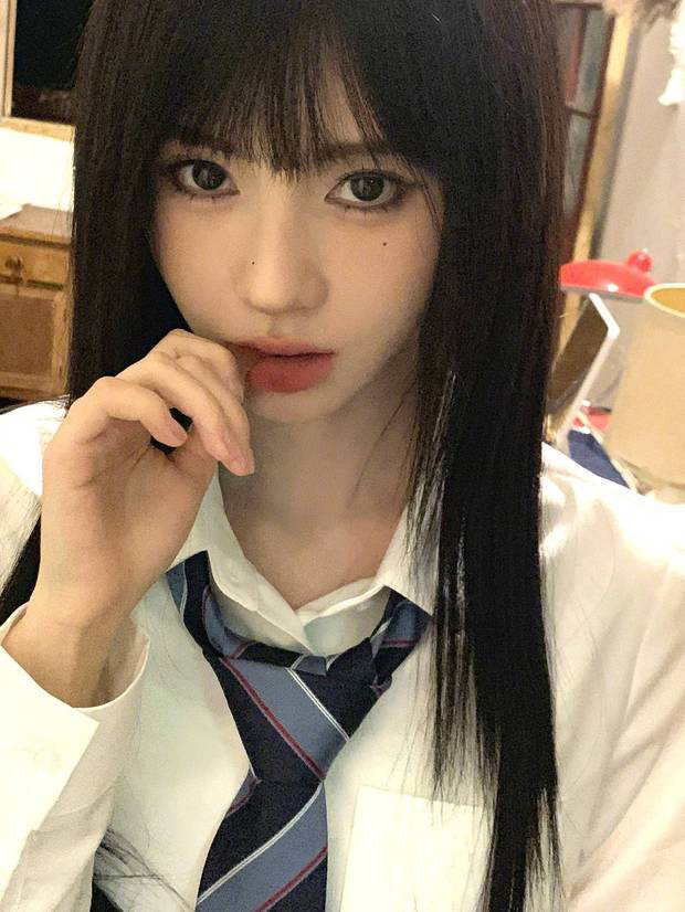 鞠婧祎《学院风新造型》黑发齐刘海甜美酷感-1