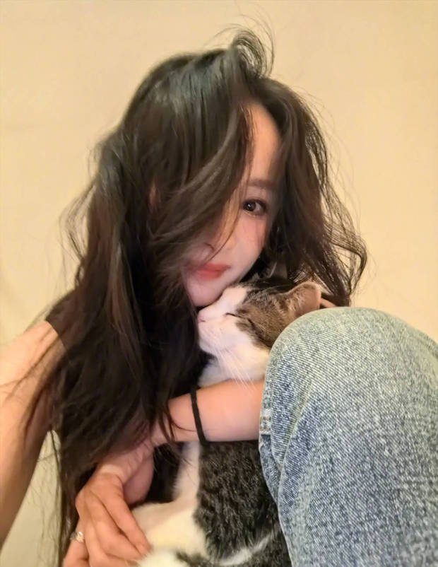 杨幂立夏晒照：与猫咪亲昵瞬间，爱意满满-4