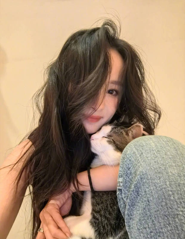 杨幂立夏晒照：与猫咪亲昵瞬间，爱意满满-2