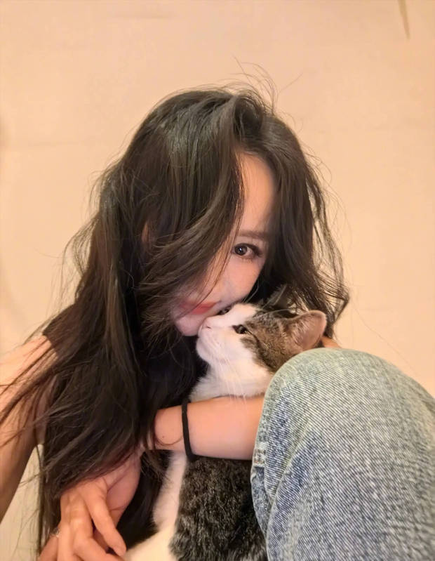 杨幂立夏晒照：与猫咪亲昵瞬间，爱意满满-3