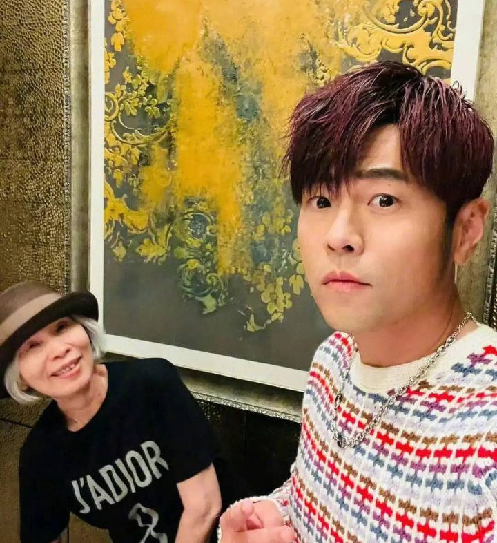 周杰伦晒母子合照 78岁叶惠美状态惊艳-2