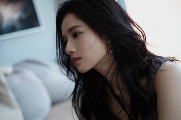 张婧仪西装展现利落风姿，微卷发型甜美加分-3