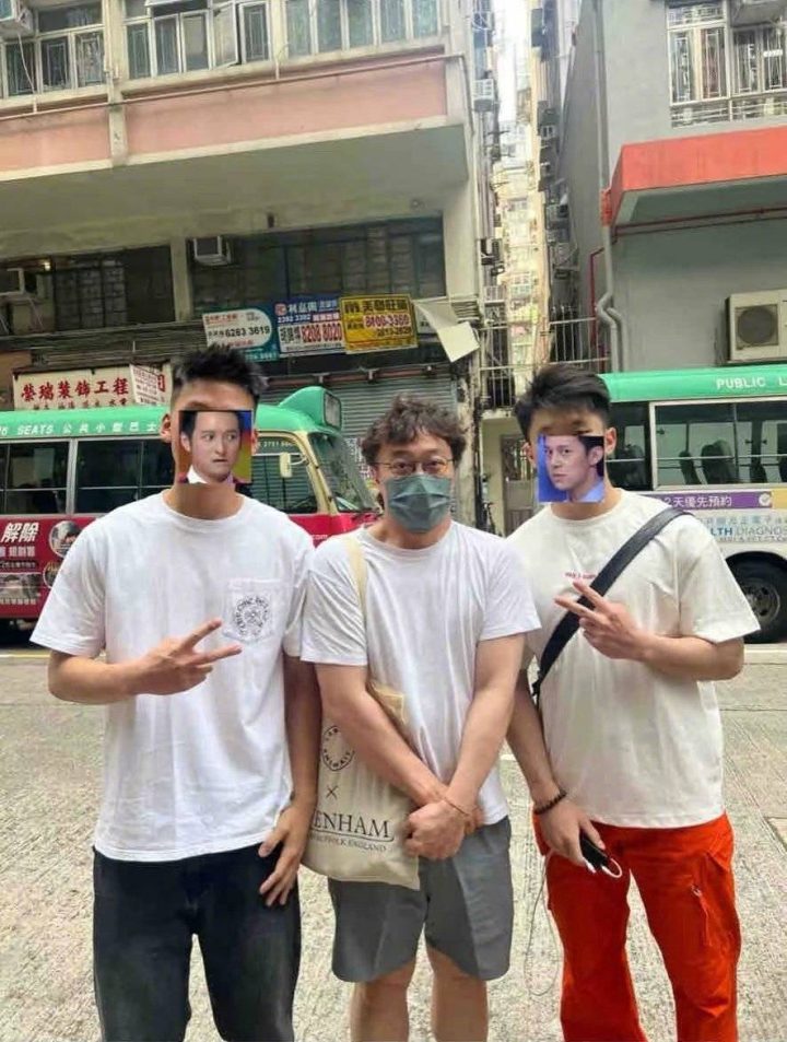 偶遇陈奕迅：街头拘谨合影《双手交叉》-1