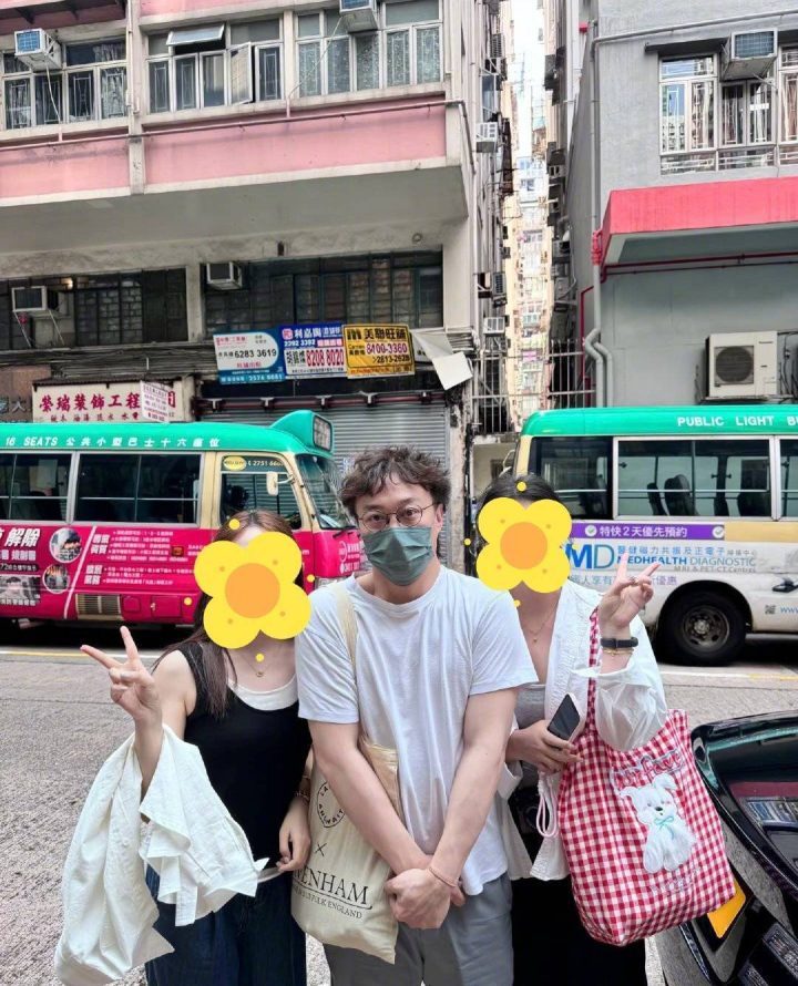 偶遇陈奕迅：街头拘谨合影《双手交叉》-2